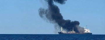 Очередное судно с грузом оружия для ВСУ горит на рейде Одессы после российского удара