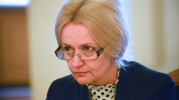 Украинцы сравнили новый памятник Фарион во Львове с туалетной кабинкой