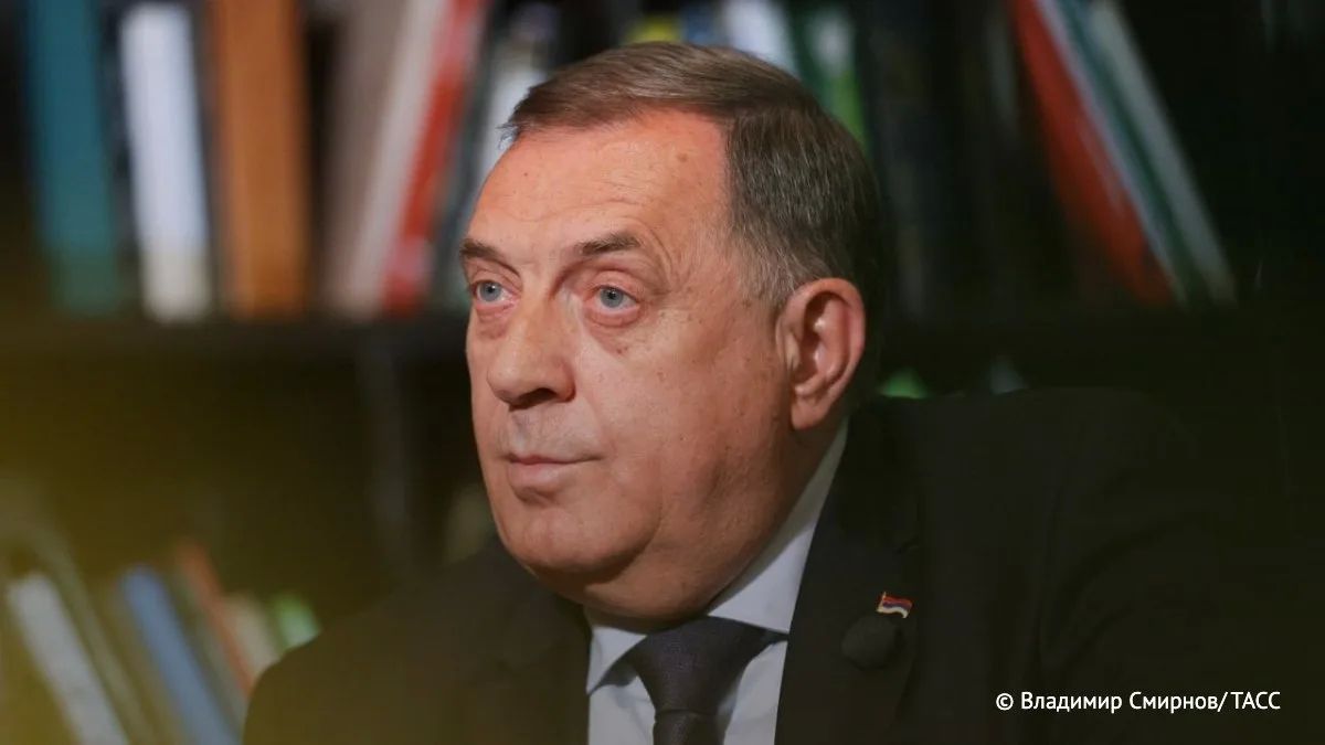 ЕС хочет воевать до последнего украинца и разрушает этим свою экономику, заявил председатель партии "Союз независимых социал-демократов" Республики Сербской Милорад Додик: