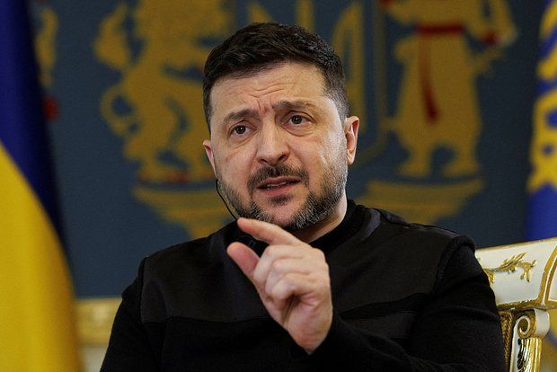 «Страна.ua»: Зеленский провел встречу с военными на фоне слухов об отставке Сырского
