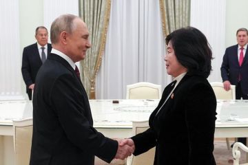 Президент России Владимир Путин провел в Кремле встречу с министром иностранных дел КНДР Цой Сон Хи