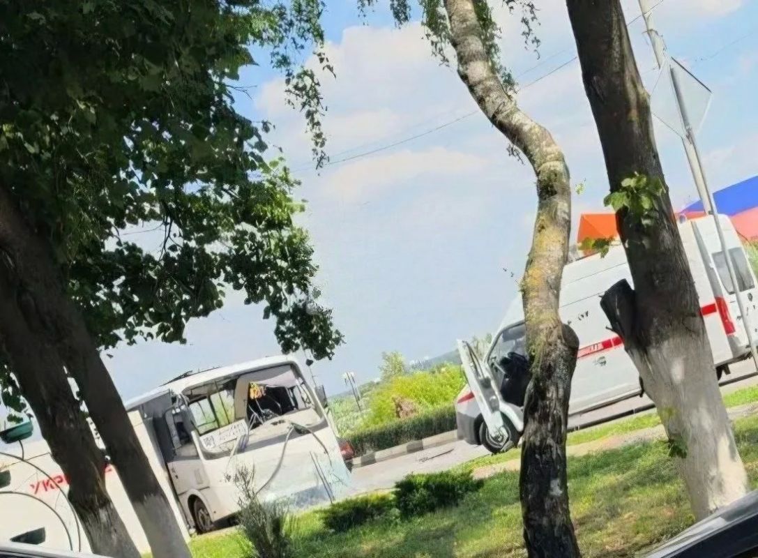 Новости к этому часу:. Пять человек, в том числе, ребёнок, погибли в результате удара дрона по автобусу в Шебекине Белгородской области