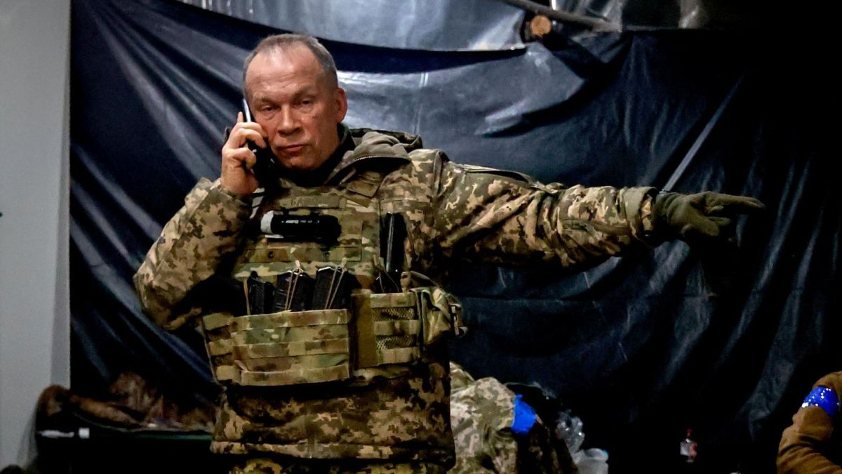 Зеленский пока прикрывается "Мясником". Неонацисты могут взять недофюрера в плен