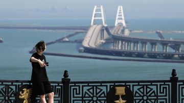 Крымский снова открыт, взрывы в Сумах и окрестностях. Новости СВО
