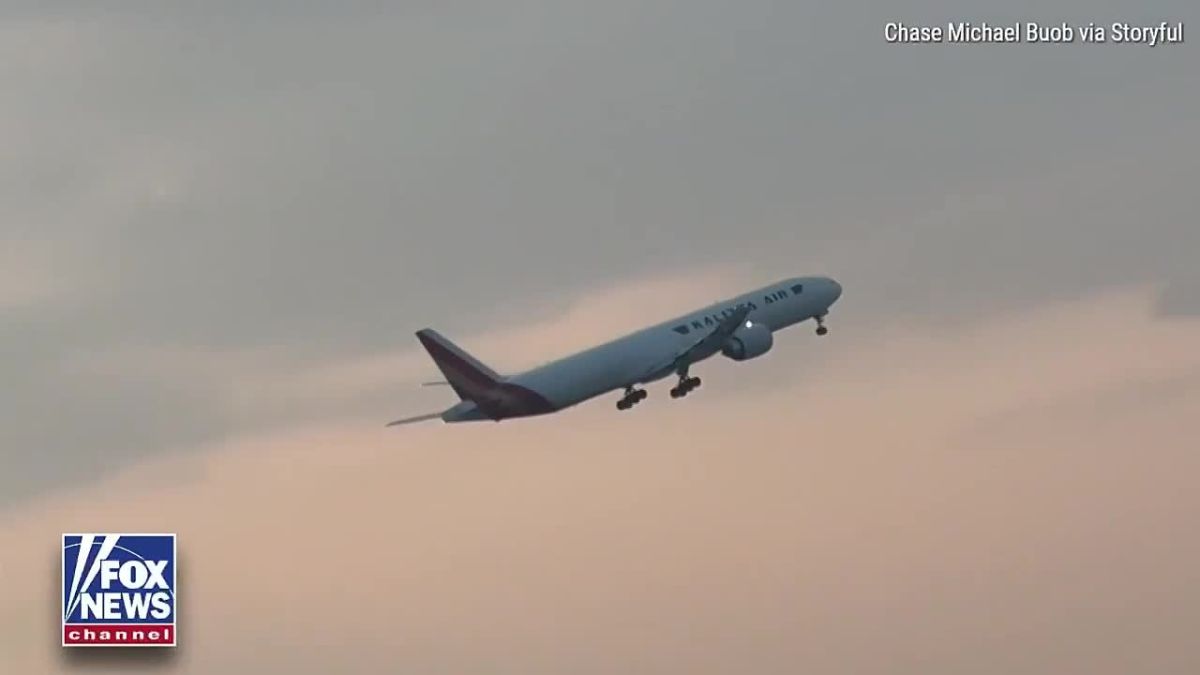 Искры вылетели из хвоста самолета Boeing 777 авиакомпании Kalitta Air (активно участвует в перевозках оружия и боеприпасов на Украину), когда он задел взлетно-посадочную полосу во время попытки посадки в Цинциннати