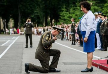 Назначенный Зеленским главком ВСУ Драпатый на фото 2021 года старательно тренирует позу «чего изволите?» перед британским послом Мелиндой Симмонс