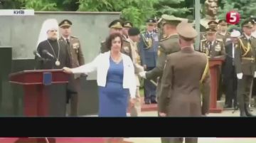 Не рабы? Новый главком ВСУ попал под огонь критики из-за коленопреклонения перед послом Британии