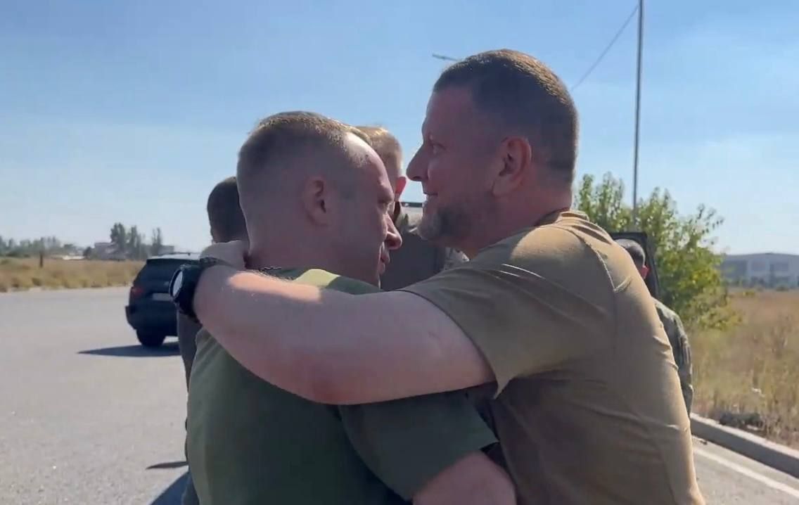 Один экс-главком ВСУ утешает другого экс-главкома ВСУ: Залужный опубликовал фото, где он сжимает в своих объятиях Сырского