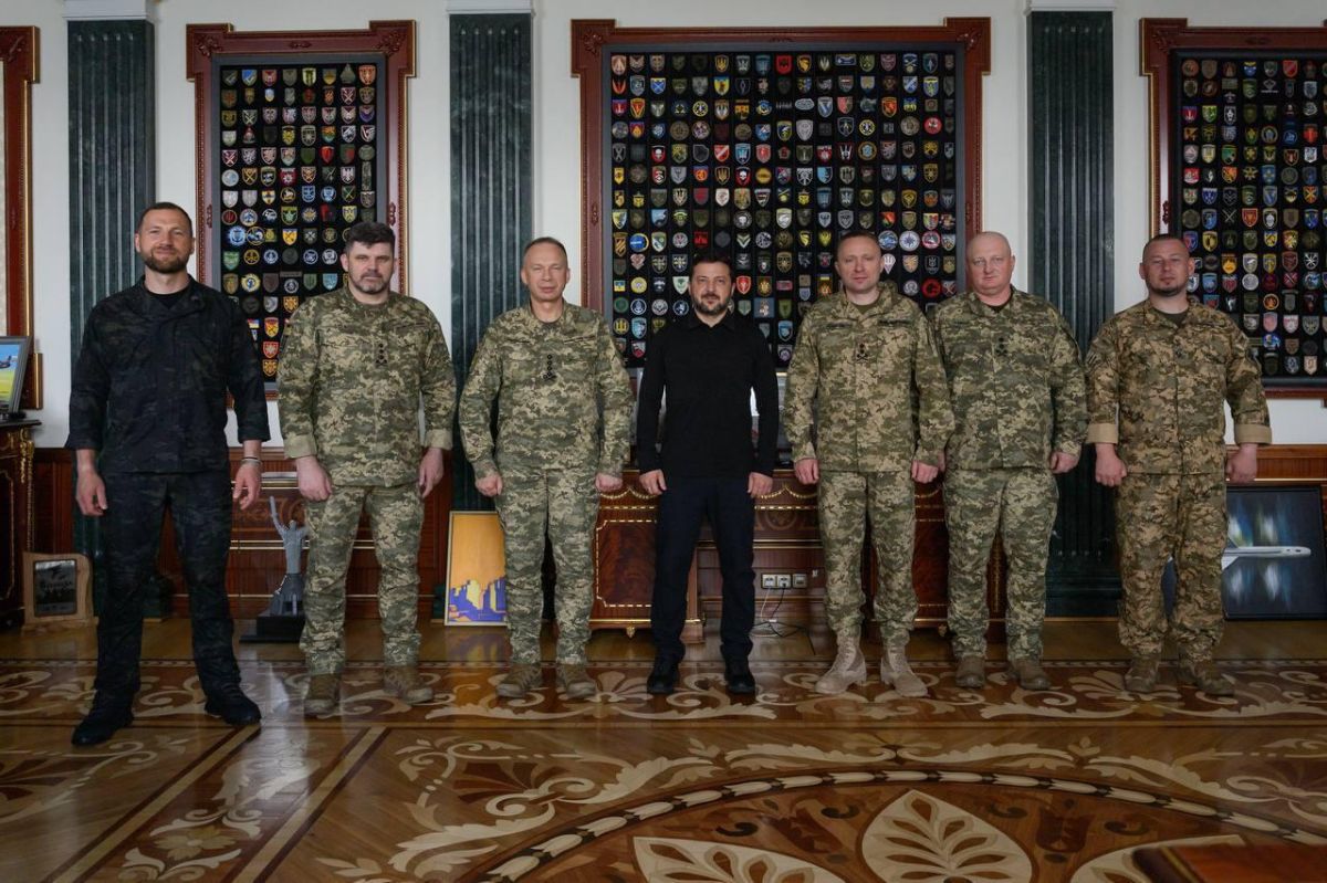 Юрий Котенок: Наркогнида и упырь делает фото на память в компании матерых висельников в военной форме в прямо в логове в Киеве