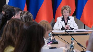 Запрет Латвией русского языка в школах и другие антироссийские меры, предпринимаемые Прибалтикой — это показатель фобии, заявила Елена Ямпольская