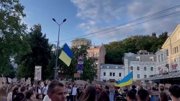 Зеленского продолжают унижать