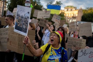 «Страна.ua»: На Украине снова прошли протесты из-за увольнения главы Минобороны Федорова