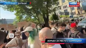 "Картонные майданы" происходят на Украине из-за того, что местные элиты бьются за западные деньги, и речь идет о громадных суммах, заявил экс-депутат Верховной рады Олег Царев в интервью автору ИС "Вести" Ольге Скабеевой