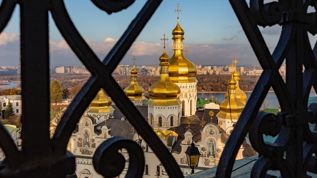 «Они там бесноватые»: епископ прокомментировал вышиванки вместо облачения мощей в Киево-Печерской лавре