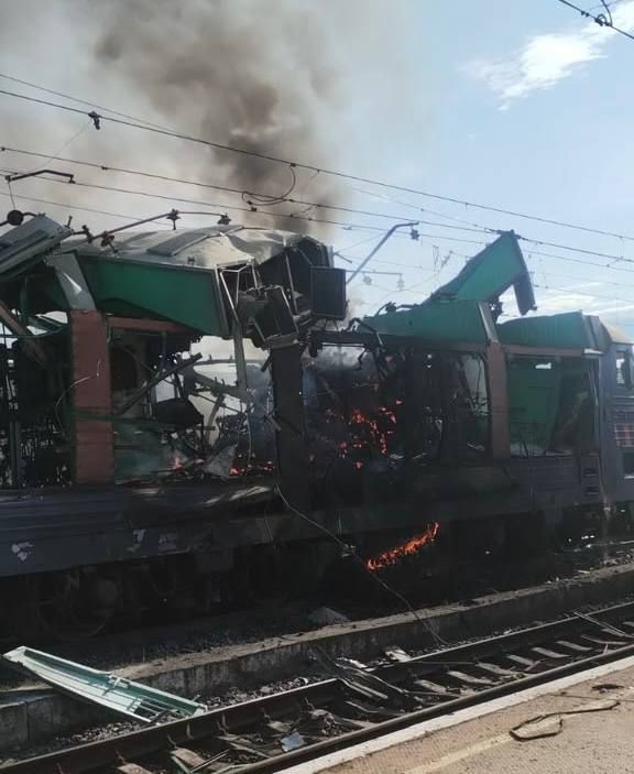 В Днепропетровской области нанесён удар по подвижному составу, 2 локомотива выпали в осадок