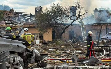 ВС РФ нанесли групповой удар высокоточным оружием большой дальности по объекту в пригороде Киева, где проводилась демонстрация беспилотников, сообщило Минобороны