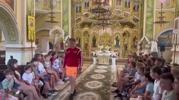 Юнец в шортах и спортивной майке с повадками тренера «Газмяса» ходит по православному храму и заставляет детей исполнять гимн Украины