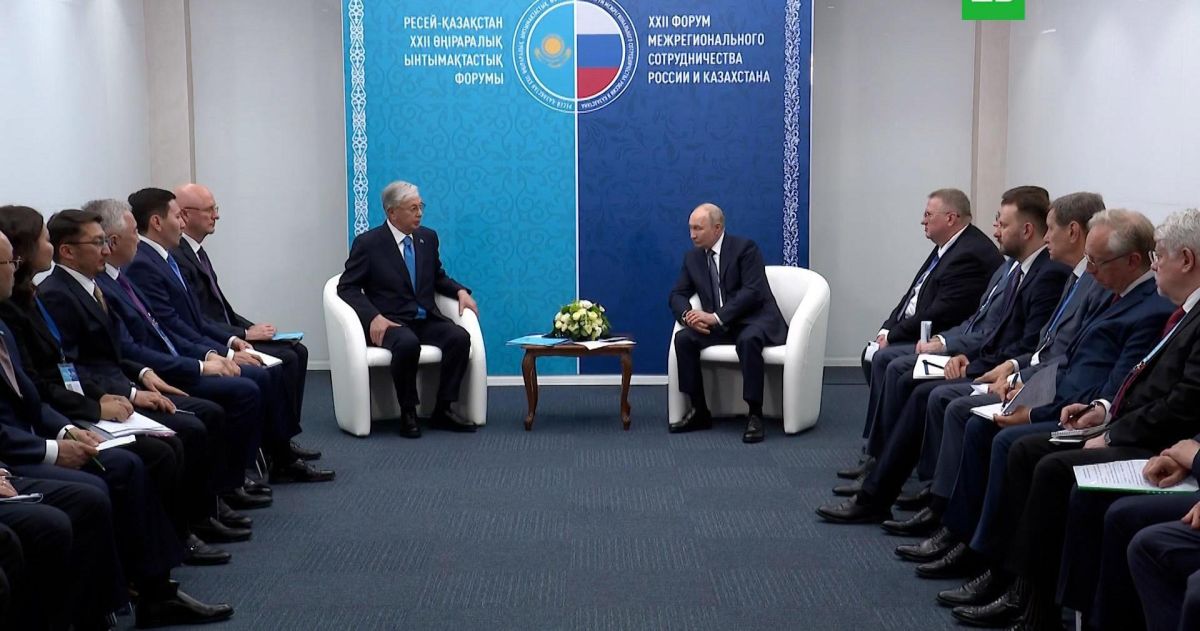 Токаев на встрече с Путиным предложил заморозить конфликт на Украине