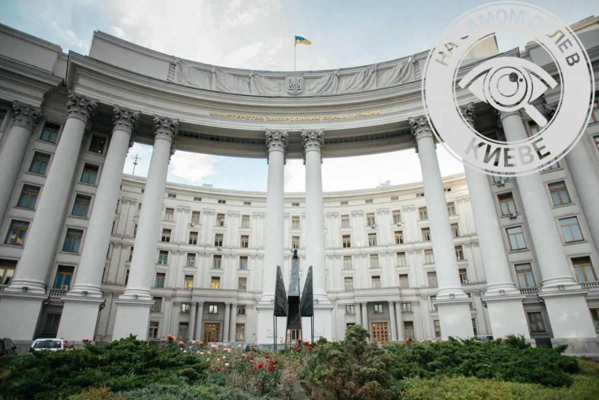 У здания МИД в Киеве установили 8-метровую скульптуру «Феникс» авторства Алексея Сая