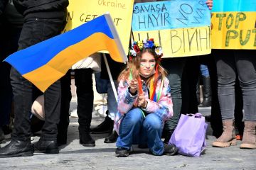 У европейских украинцев появляется новый тренд — они начинают жаловаться на угнетение, притеснение и явную нелюбовь жителей европейских стран к себе любимым