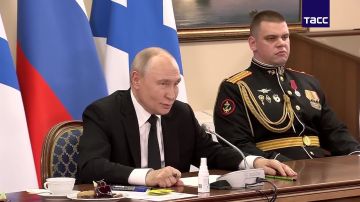 На Украине все передрались и переругались, как пауки в банке, делят украденные деньги и сживают друг друга со свету, указал Путин