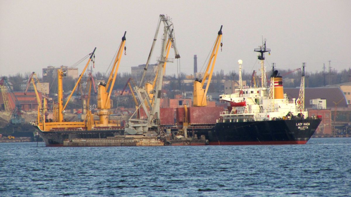 Судно тонет под Одессой, "Зеленский убил моряка", взрывы в Николаеве и Запорожье. Новости СВО