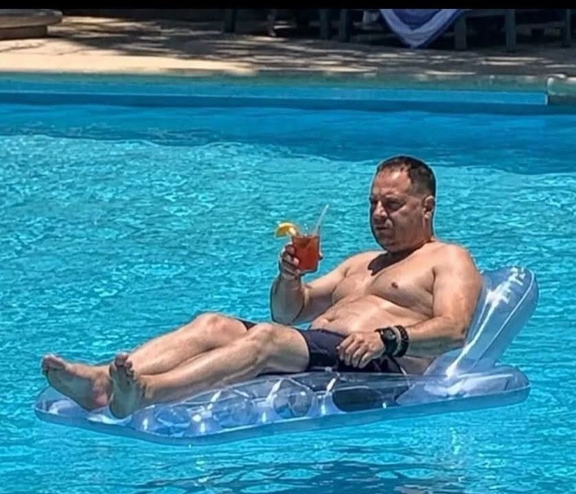 Ой, а что это за персонаж? Да это Андрей Ермак, бывший глава офиса Просроченного