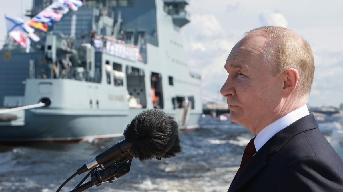 Путин поздравил россиян с Днём ВМФ. Главное к этому часу
