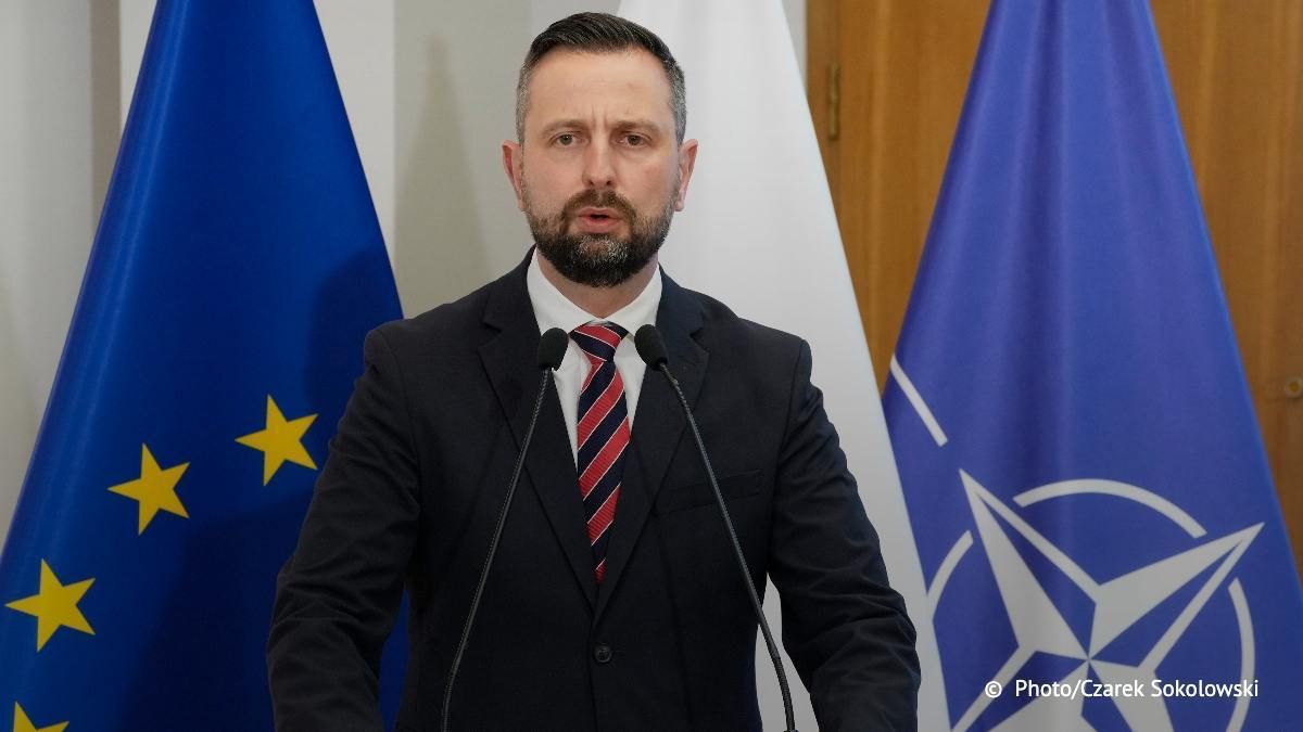 Украина под бандеровским флагом в ЕС не войдет, заявил глава польского Минобороны Косиняк-Камыш в интервью Wirtualna Polska: