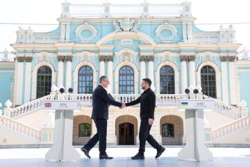 Захарова высмеяла «дембельский» визит премьера Британии Стармера на Украину