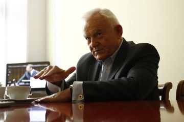 Экс-премьер Польши Миллер возмутился портретом Зеленского на чеке из магазина кальянов