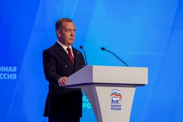 Медведев: Запад использует Украину как таран для уничтожения России
