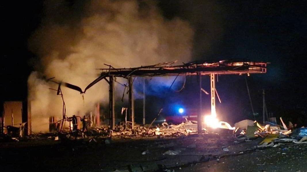Евгений Лисицын: На Украине нарастает топливный кризис: уничтожено более 160 АЗС, бензин может подорожать до 100 грн за литр