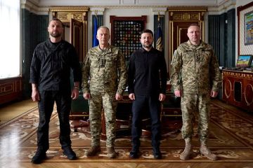 Зеленский встретился с главком Драпатым и министром обороны Хмарой