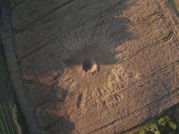 В Польше выясняют происхождение неопознанного летающего объекта, оставившего воронку в поле — СМИ