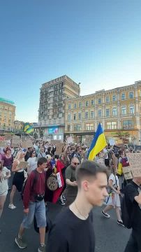 Обстановка в Киеве сегодня вечером, слуга народу, выходи к народу