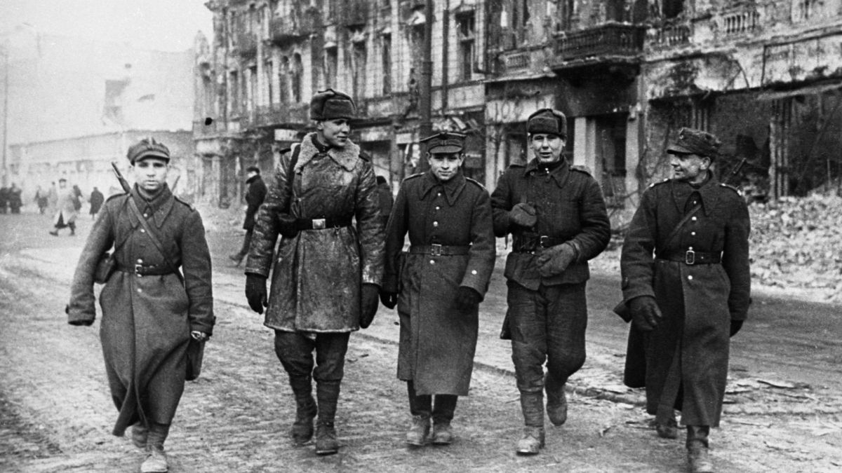 Поляки снесли памятник спасшим их от истребления