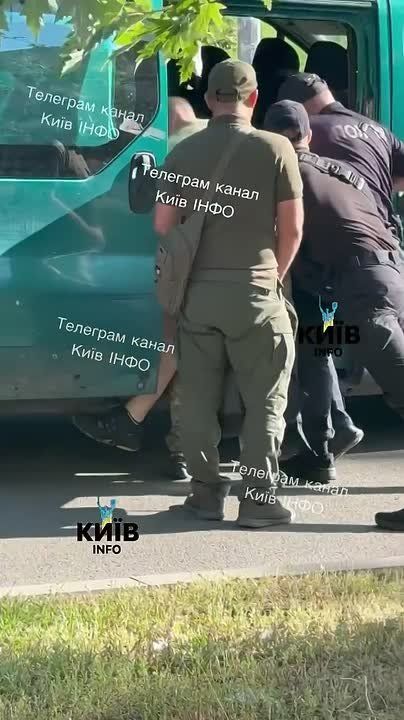 Киевлянину ломали ноги, чтобы влез в микроавтобус ТЦК
