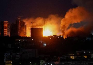 Кадры пожара на территории предприятия Завод «Стройдормаш» в Шевченковском районе г. Киев
