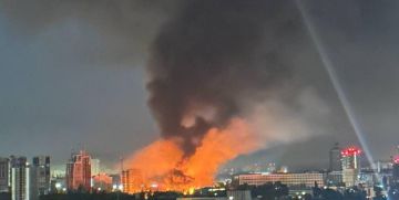 Reuters делится кадрами ночных пожаров в Киеве