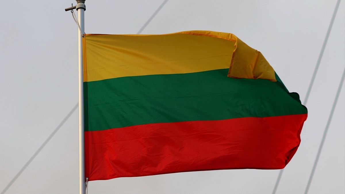 Литва вызовет представителя России после повреждения посольства в Киеве