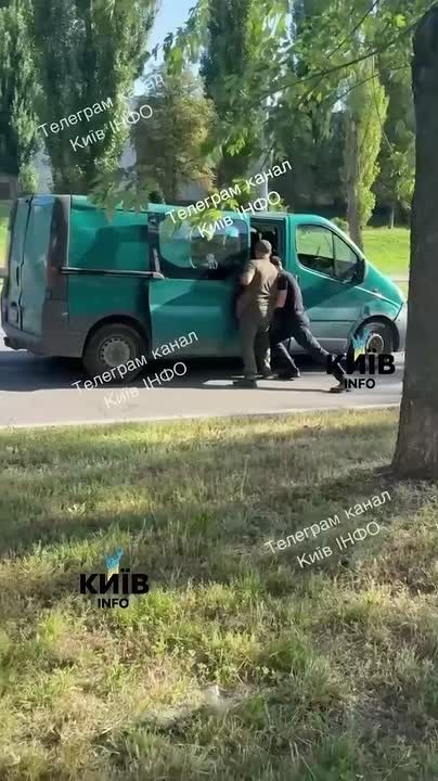 «Что вы делаете? Вы ноги ему сломаете просто!»