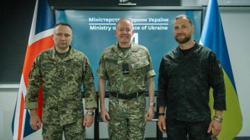 1 августа в Киеве прошла встреча временного исполняющего обязанности министра обороны Украины Е.Хмары и главнокомандующего ВСУ генерал-майора М.Драпатого с начальником штаба обороны ВС Великобритании главным маршалом авиации...