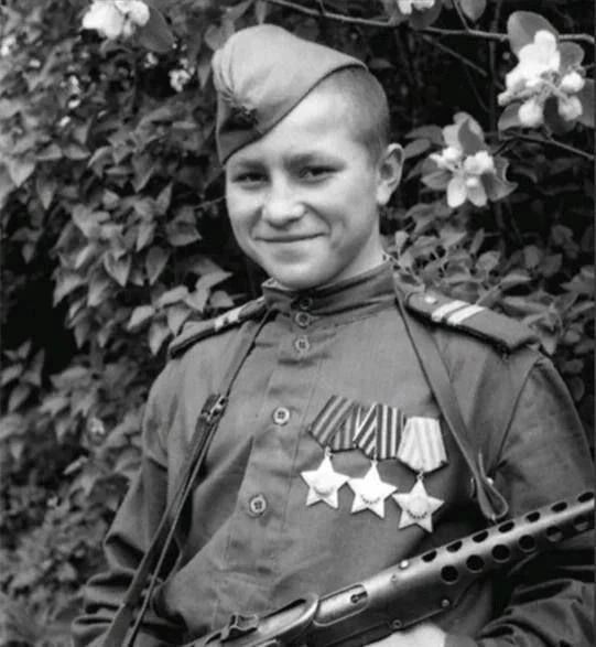 Ваня Кузнецов, которому было всего 14 лет, стал самым молодым полным кавалером Ордена Славы за свой подвиг во время Великой Отечественной войны