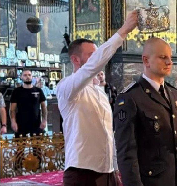 Нацист Жека Карась повенчался в Владимирском Соборе