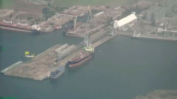 Появились кадры поражения «Геранями» семи сухогрузов в Черном море