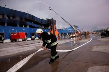 Под удар этой ночью попал также логистический склад "Розетки" под Киевом