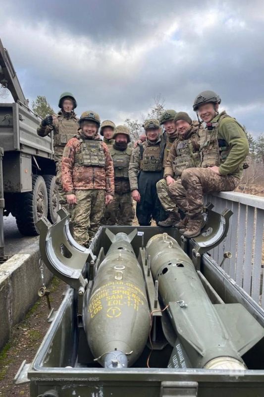 Фотографии, опубликованные 250-м Центром инженерного обеспечения Украины в начале февраля 2025 г., на которых запечатлено использование бомб SAMP Type 25 (250 кг) для минирования моста где-то на территории Украины