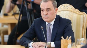 Глава МИД Азербайджана Байрамов в Киеве возложил цветы к памятнику ВСУ
