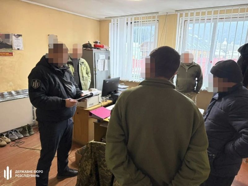 Украинские военкоматы массово попали под обыски